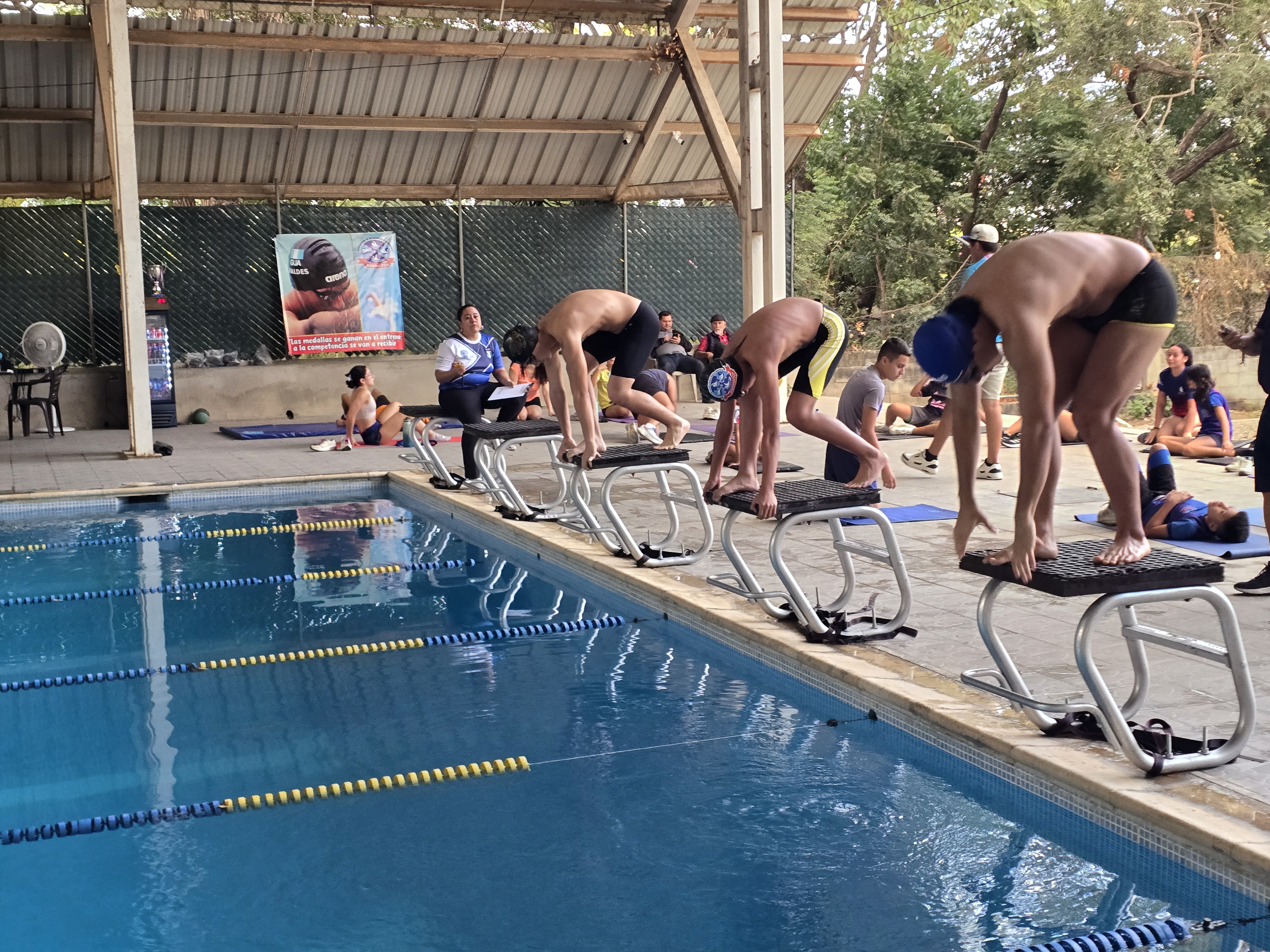 Piscina y nadadores de ASONATCH